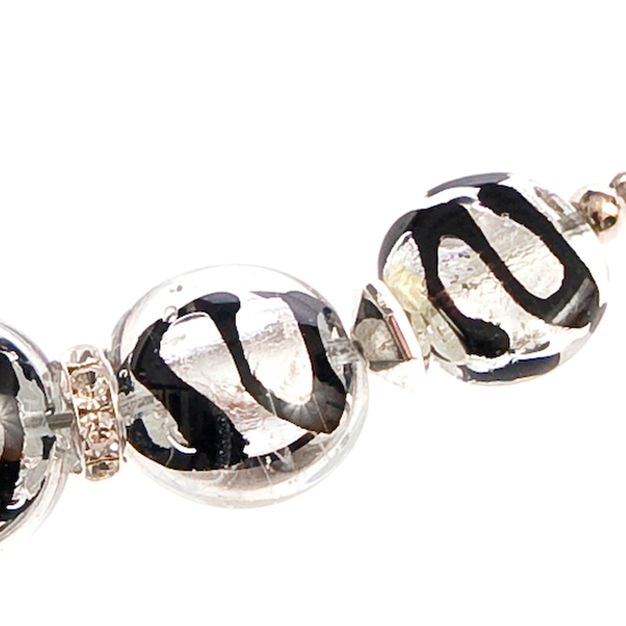 Iowa Collier im Detail mit mehreren schwarz und silberfarben gezeichneten Glaskugeln