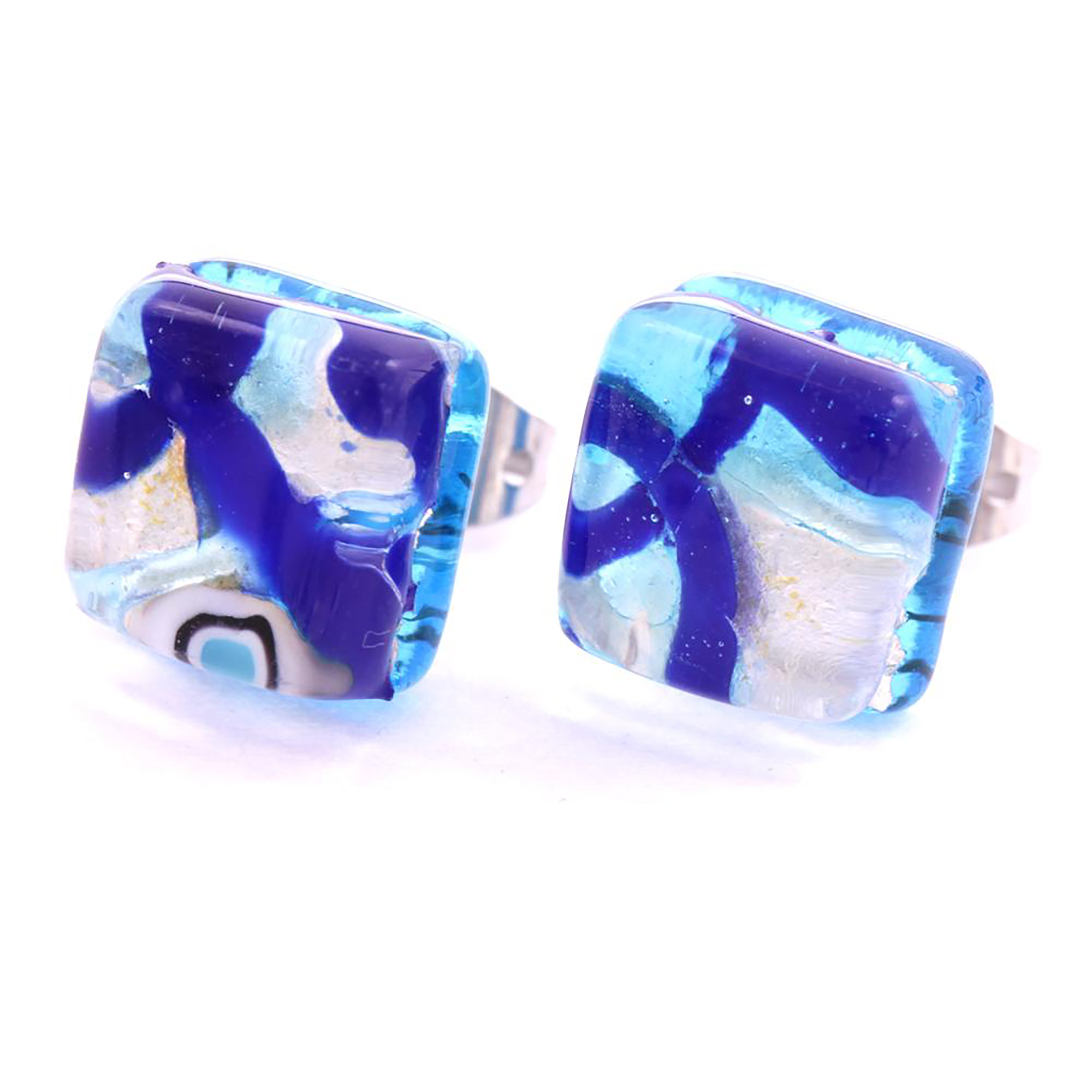 Jolanda-Ohrstecker aus Muranoglas in Blau/Silber, vorderansicht des blauen ohrsteckerpaars mit blattsilber