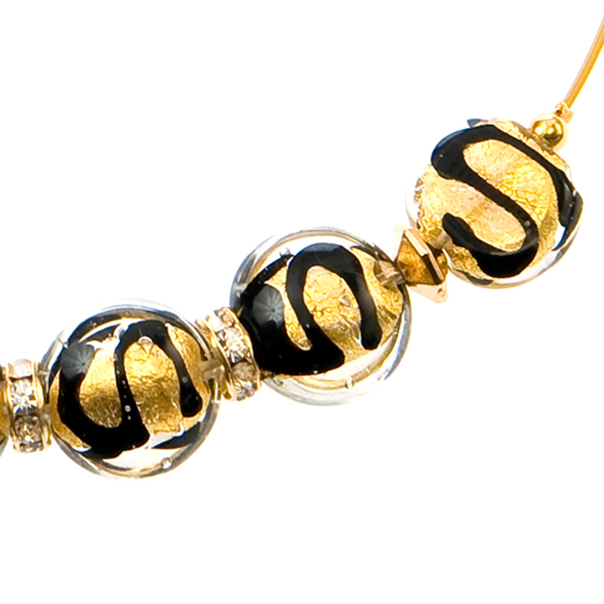 Iowa Collier im Detail mit mehreren schwarz und goldfarben gezeichneten Glaskugeln