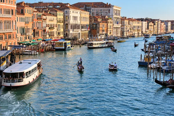 Gondeln und Boote vor den Palazzi am Canal Grande in Venedig
