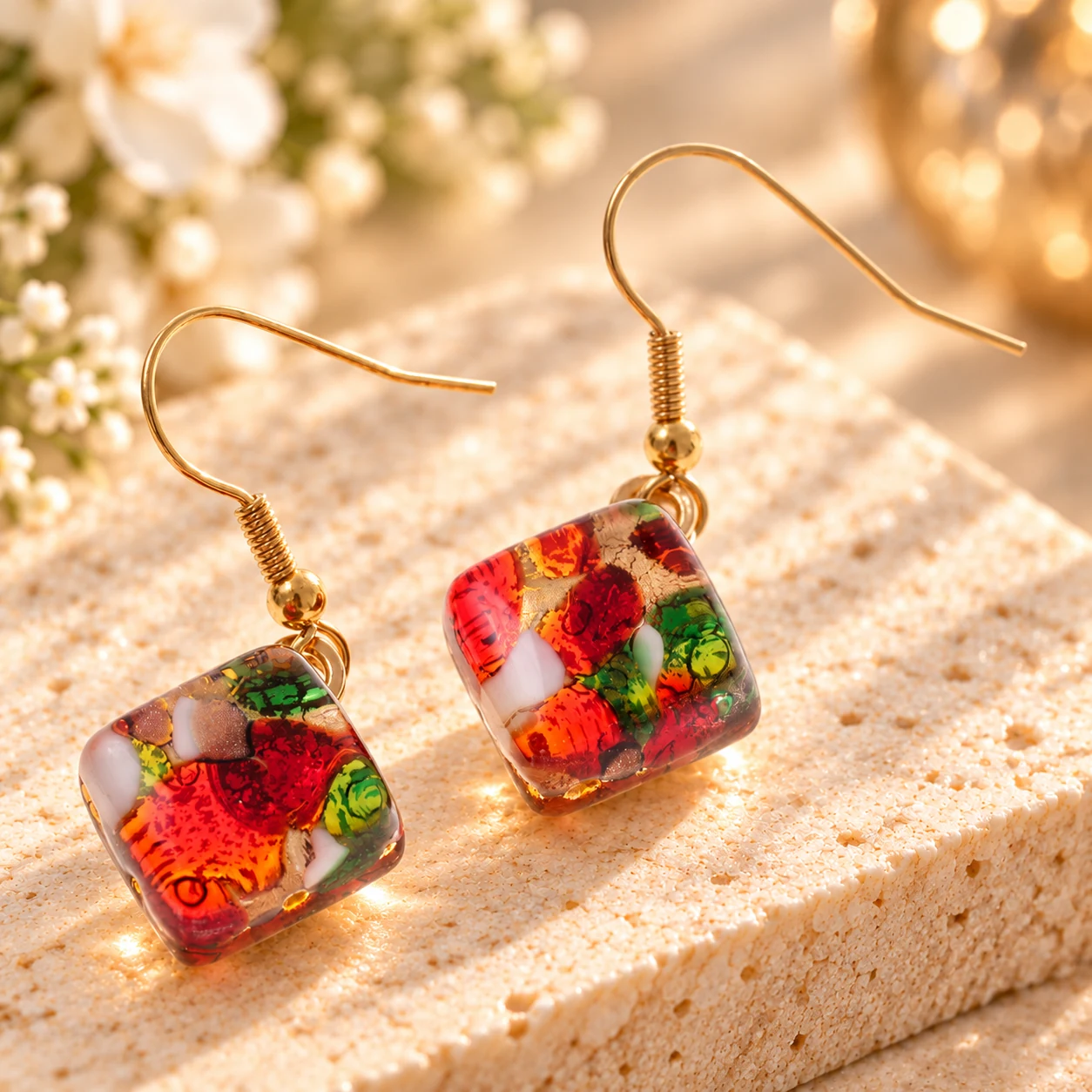 Bunte eckige Muranoglas-Ohrhänger mit goldfarbenen Ohrhaken