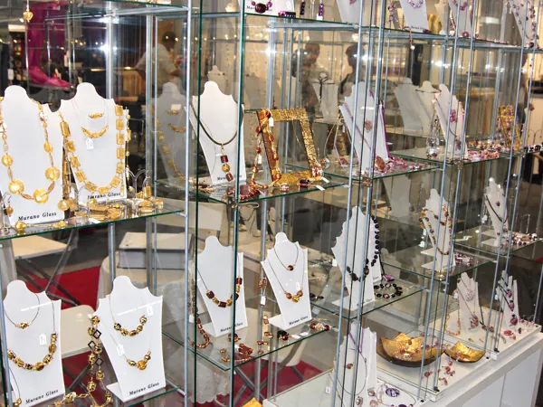 Historische Schmuckpräsentation von Mr-Murano auf einer Messe