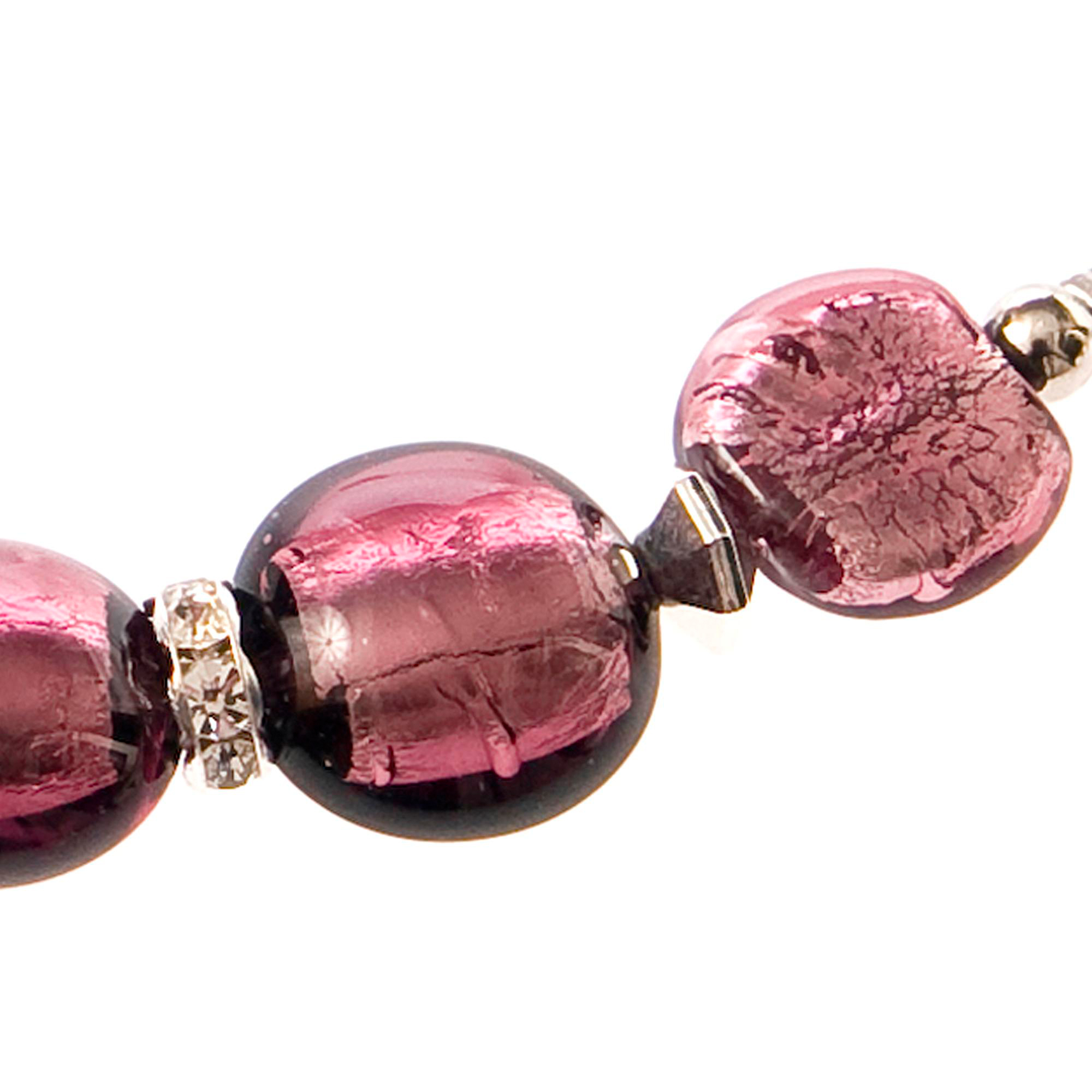 Iowa Collier im Detail mit mehreren amethystfarbenen Glaskugeln und silberfarbenen Zwischenstücken