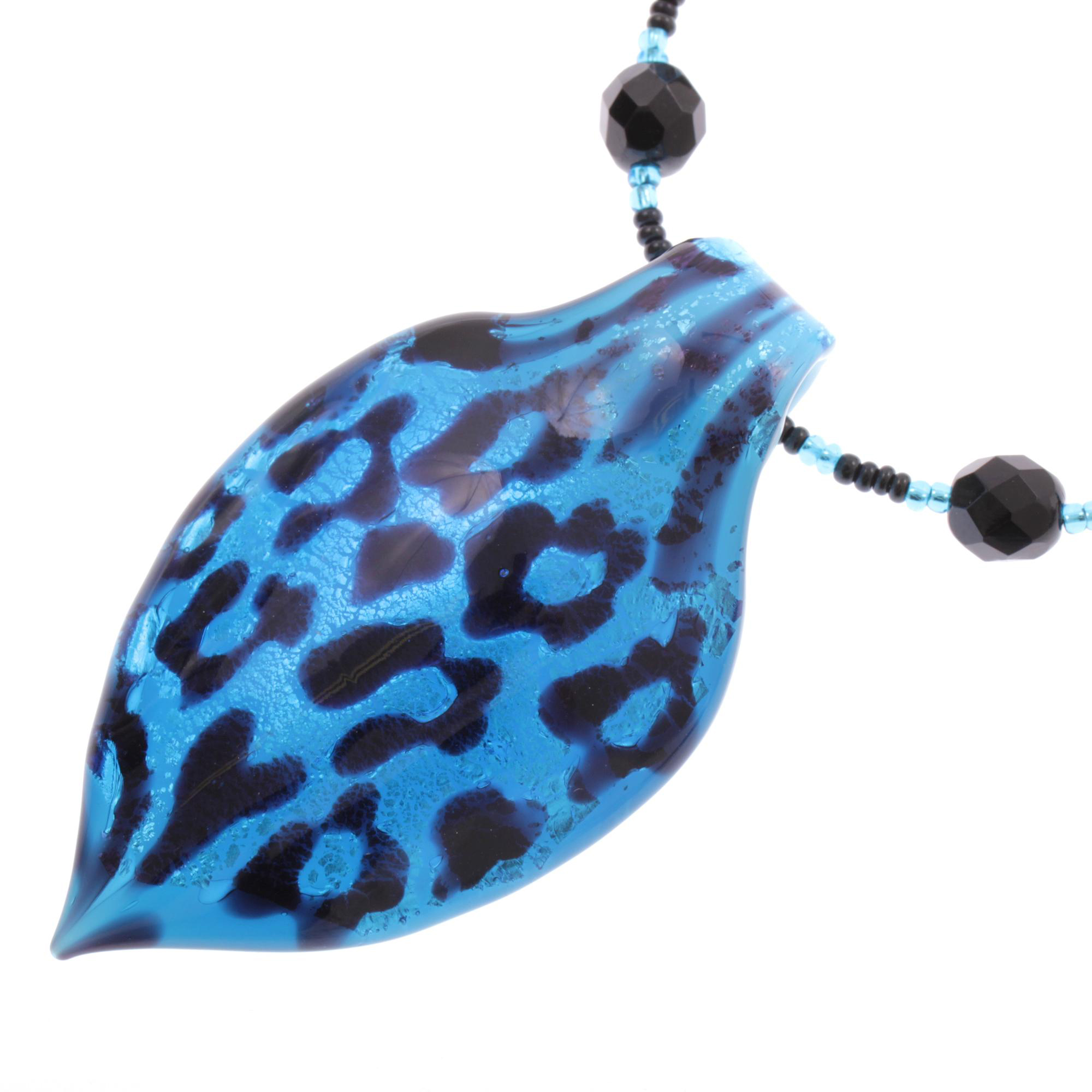 Pala Collier Blau mit blattförmigem Muranoglasanhänger, Blattsilber und abgestimmter Perlenkette