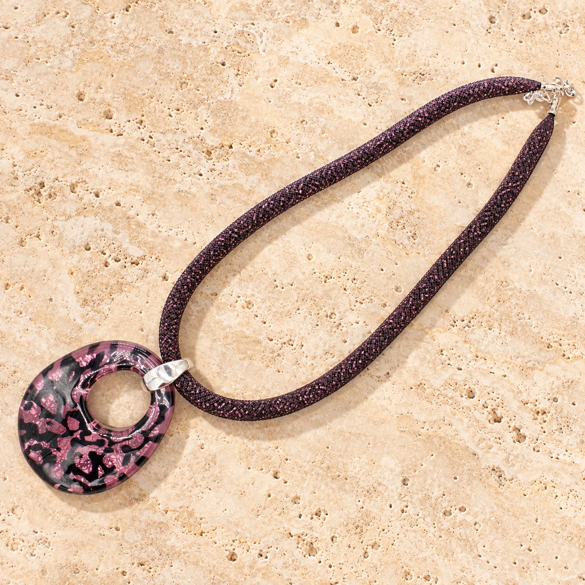 Grande-Galina-Deluxe-Anhänger Amethyst/Silber mit Strumpfbandkette auf hellem Travertin