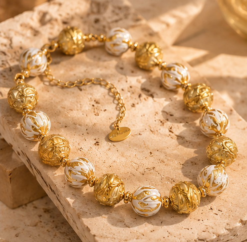 Luce Reale Muranoglas-Collier mit Blattgold auf hellem Stein, Detailansicht