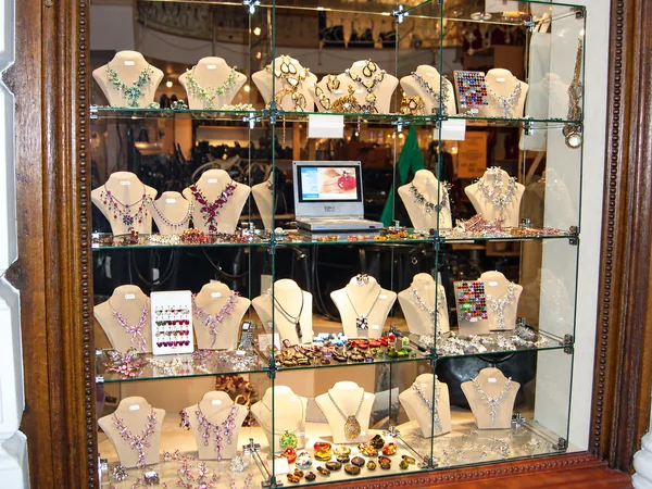 Schmuckkollektionen in einer historischen Vitrine von Mr-Murano