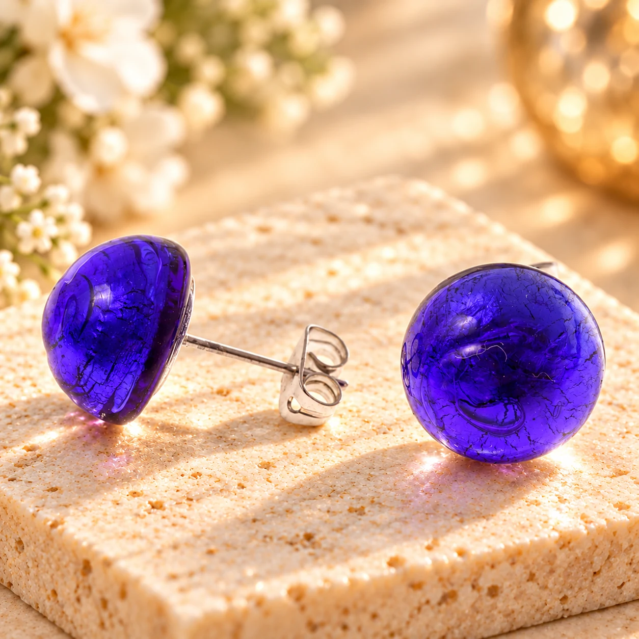 Blaue Muranoglas-Ohrstecker mit Stift und Schmetterlingsverschluss