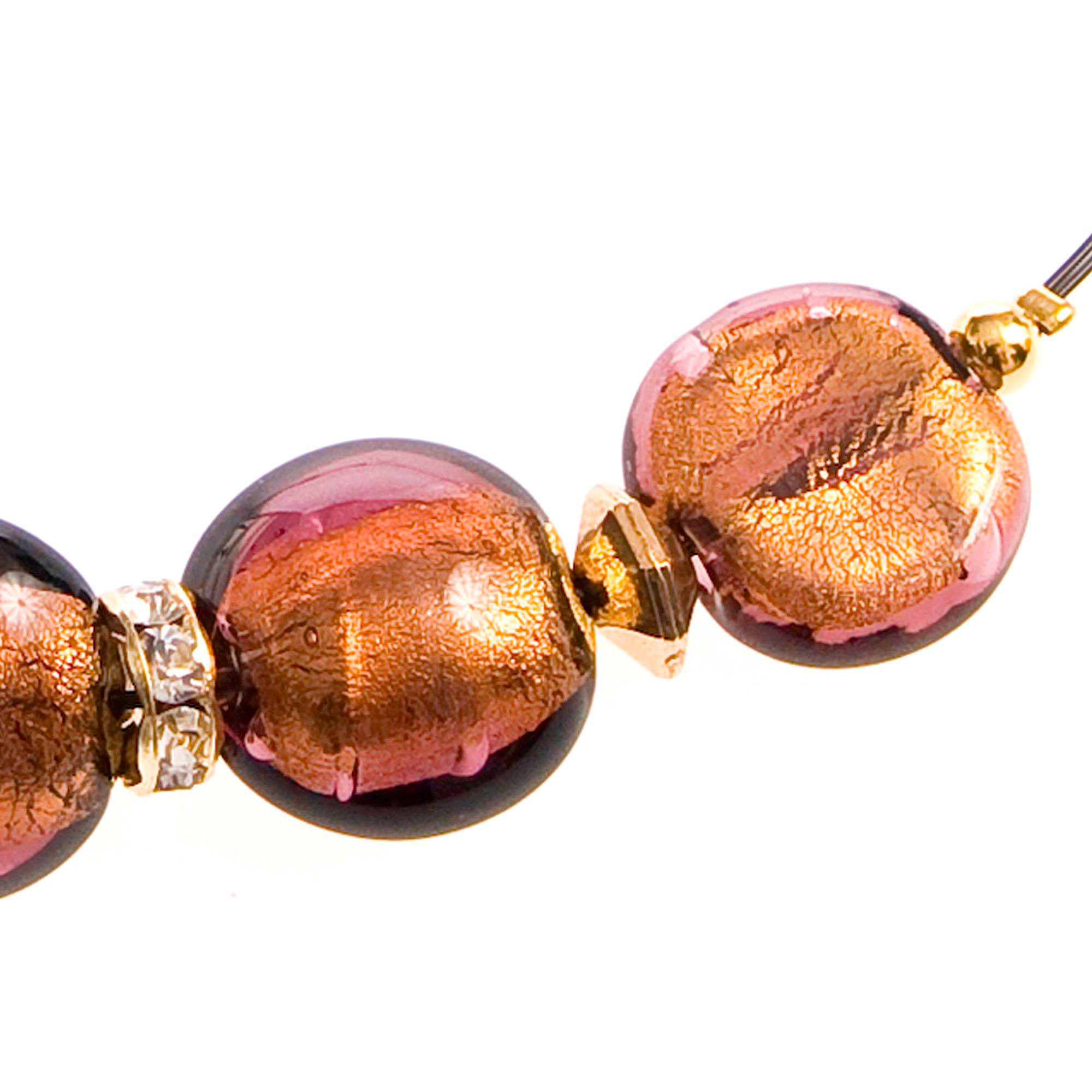 Iowa Collier im Detail mit dunklen Glaskugeln und goldfarbenen Zwischenstücken