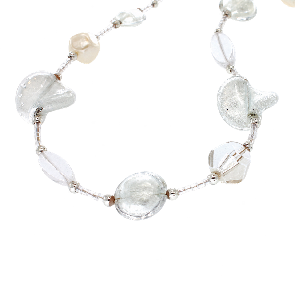 Detail des Colliers Azalee in Silber mit transparenten und silbrig schimmernden Muranoglas-Elementen sowie cremefarbenen Akzenten