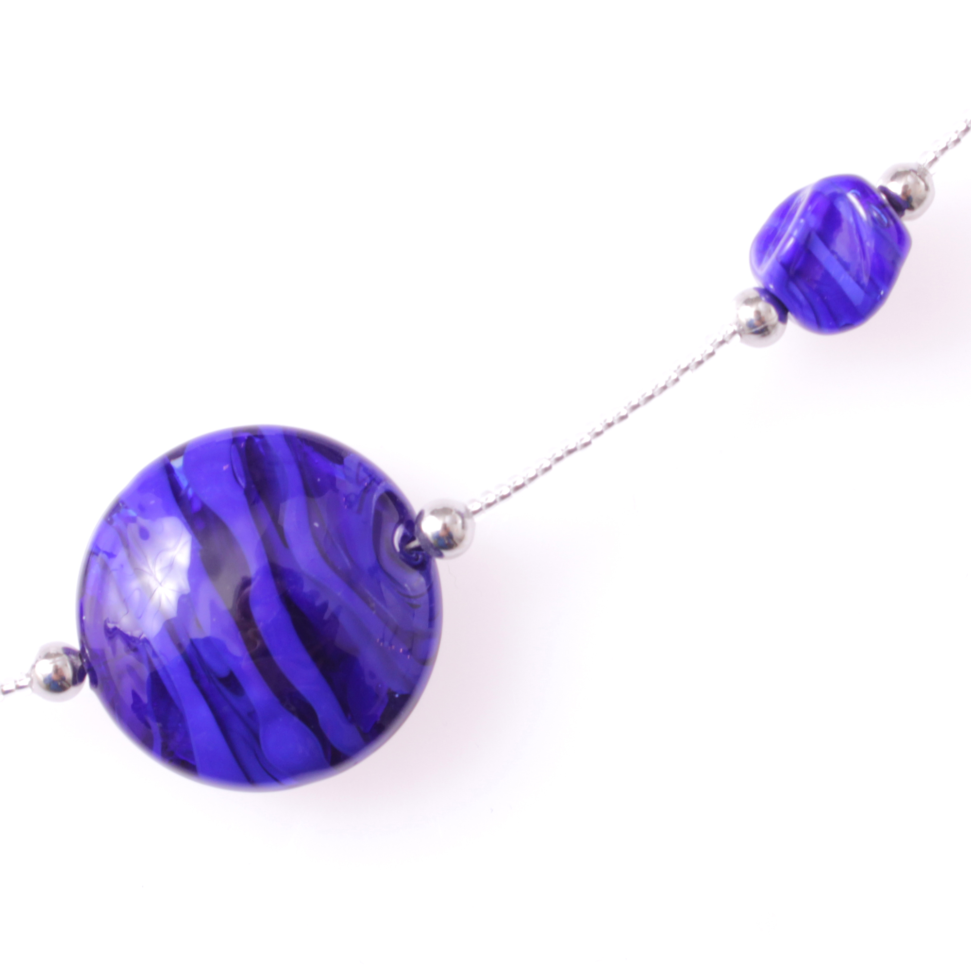 Astana Muranoglas Collier Dunkelblau/Silber; Muranoglas ohne Metalleinlagen im Glas; hypoallergene und hochwertig versilberte äußere Metallteile einschließlich Karabiner