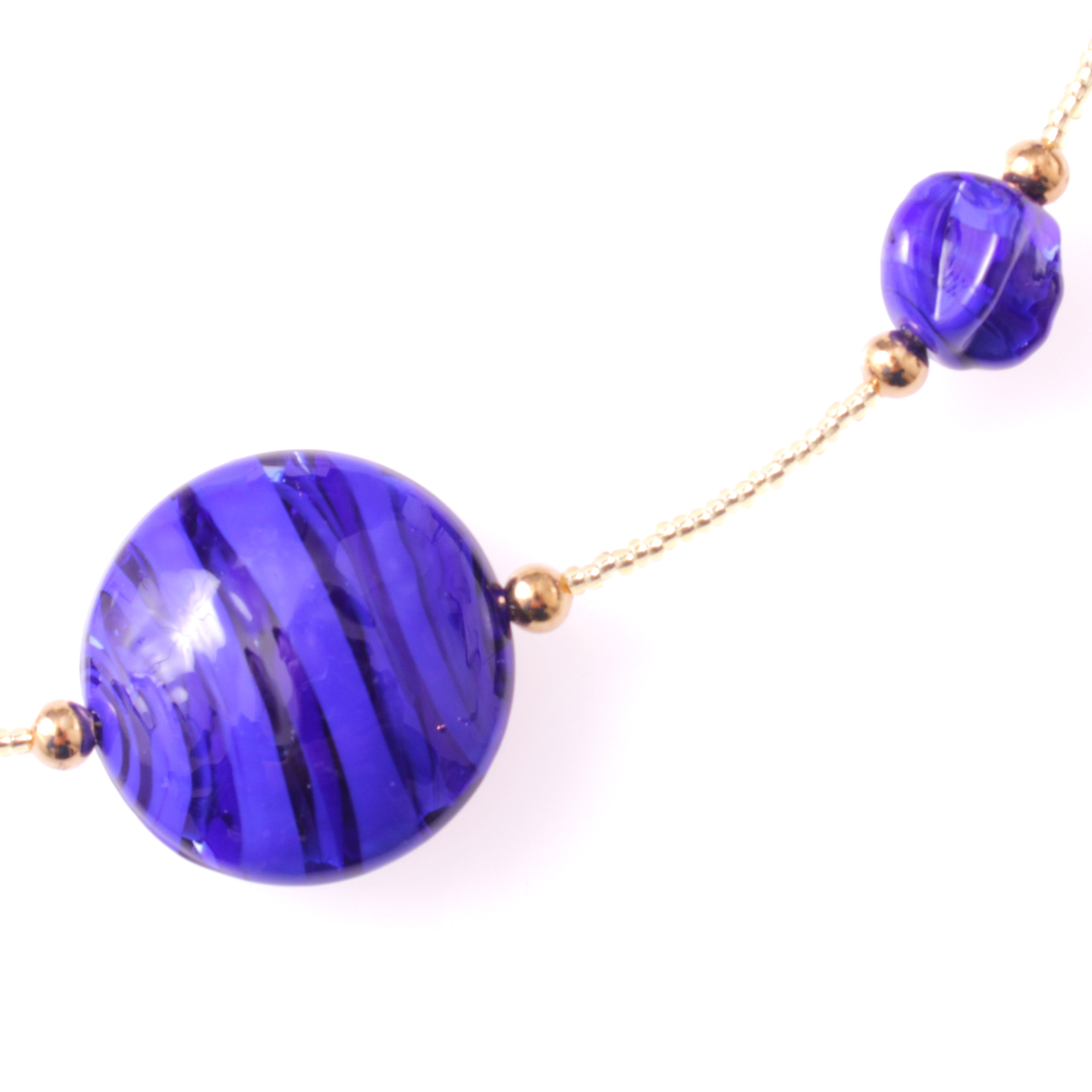 Astana Muranoglas Collier Blau/Schwarz; Muranoglas ohne Metalleinlagen im Glas; hypoallergene und hochwertig vergoldete äußere Metallteile einschließlich Karabiner